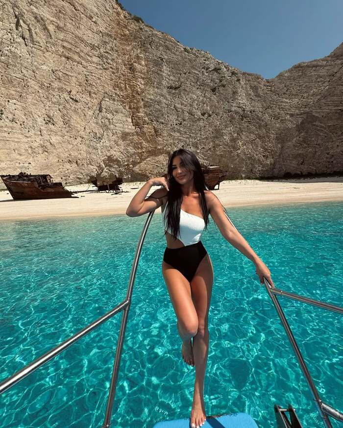 Phương tiện di chuyển đến bãi tàu đắm Navagio Hy Lạp là du thuyền