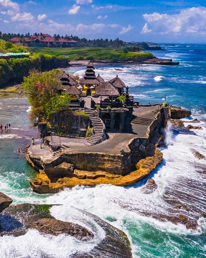 Đền Tanah Lot Bali nằm giữa đại dương