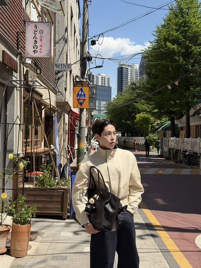 Với phong cách trẻ trung, Đức Phúc thu hút sự chú ý khi dạo phố tại Seoul. Ảnh: FBNV