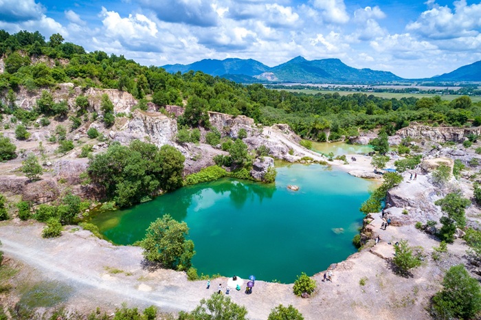 Hồ Tà Pạ hiện lên với màu nước xanh ngọc đặc trưng giữa vùng Bảy Núi, tạo nên khung cảnh được ví như “tuyệt tình cốc” của An Giang. Ảnh: Internet