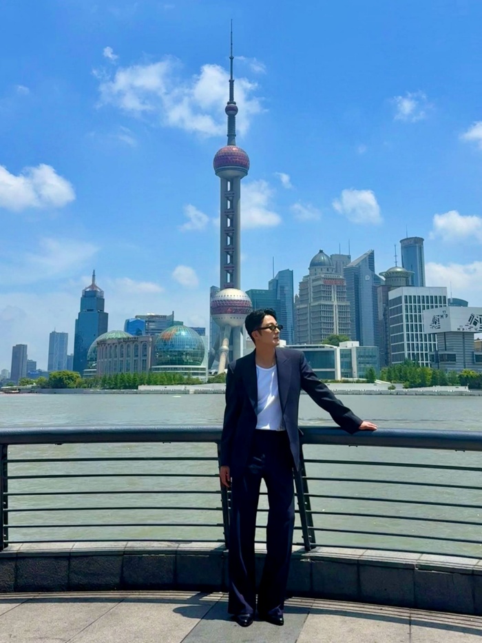 Nhiều khán giả nhận xét, giữa khung cảnh hiện đại của Thượng Hải, Jung Il Woo trông chẳng khác nào nhân vật bước ra từ một bộ phim điện ảnh lãng mạn. 