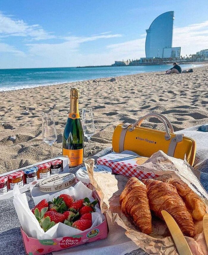 Kinh nghiệm du lịch Barcelona Tây Ban Nha - Bãi biển Playa de La Barceloneta