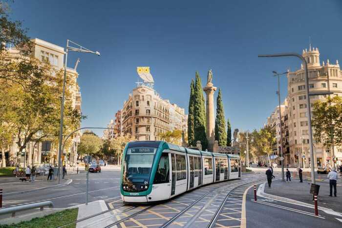 Kinh nghiệm du lịch Barcelona Tây Ban Nha - Phương tiện di chuyển là tàu điện mặt đất