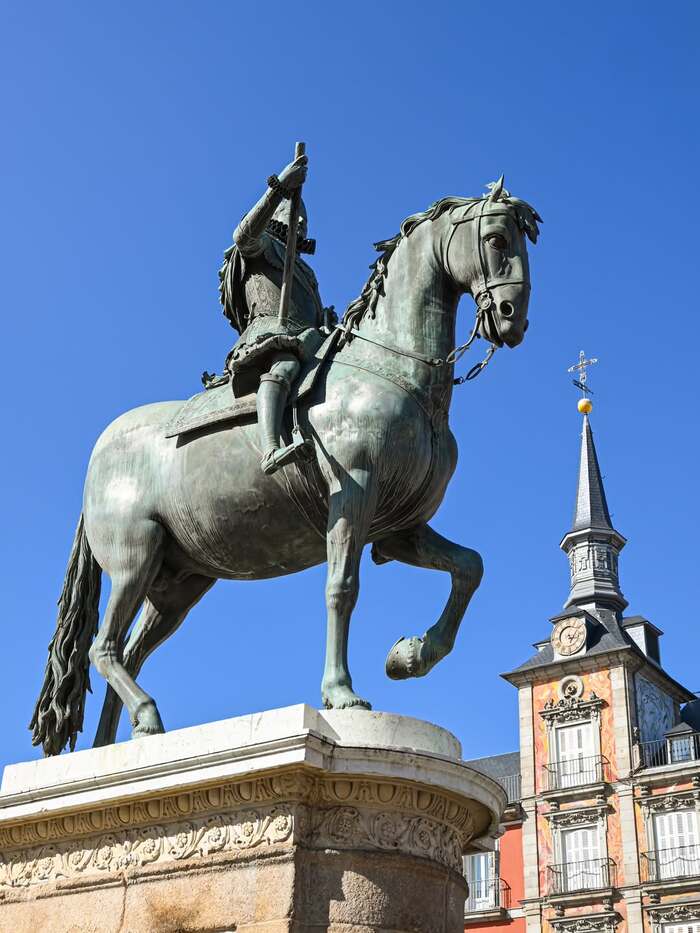 Kinh nghiệm du lịch Madrid Tây Ban Nha - Ghé thăm quảng trường Plaza Mayor