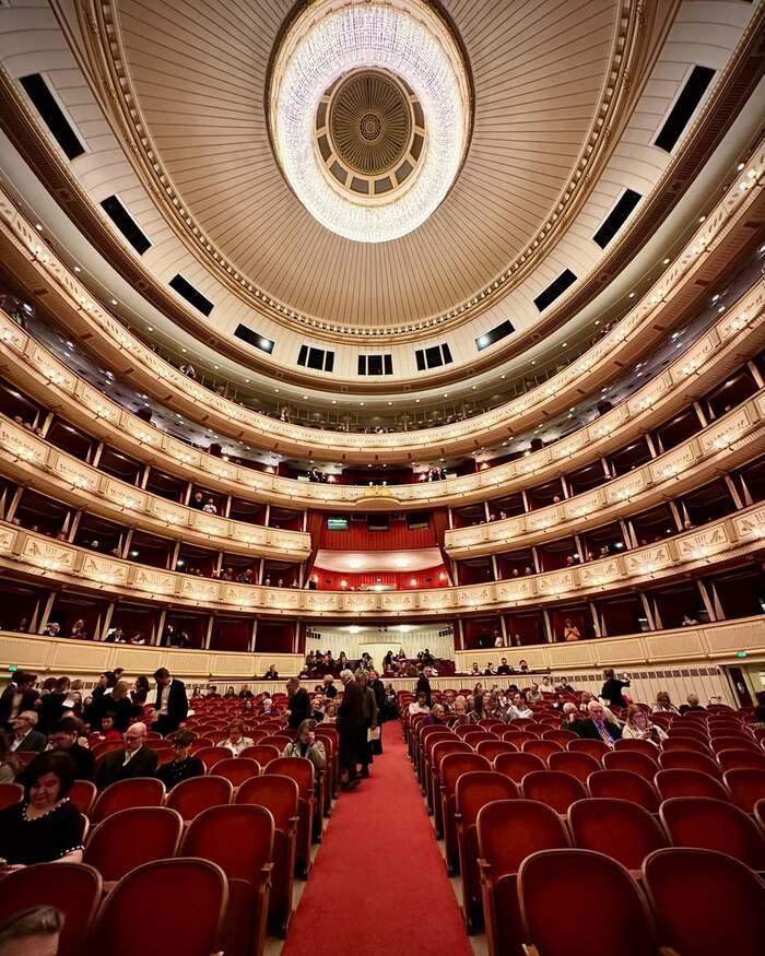Kinh nghiệm du lịch Vienna Áo - Ghé thăm Nhà hát Opera Vienna
