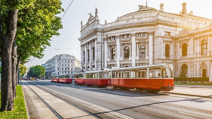 Kinh nghiệm du lịch Vienna Áo - Phương tiện di chuyển là tàu đường sắt