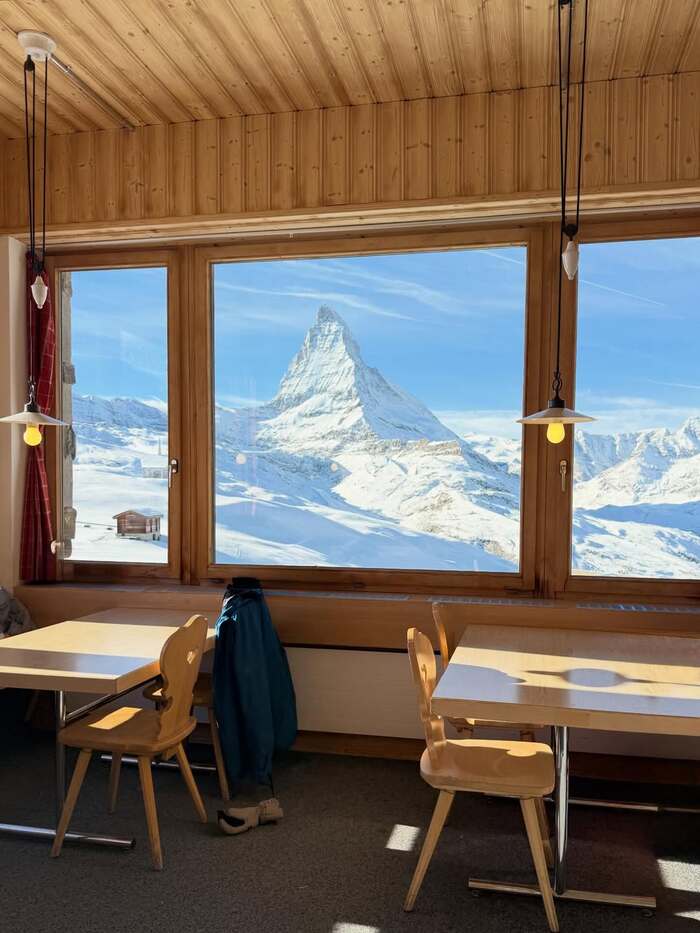 Kinh nghiệm du lịch Zermatt Thụy Sĩ - Nên đặt bàn khách sạn trước