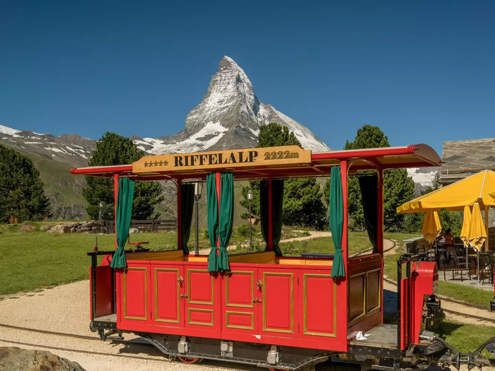 Kinh nghiệm du lịch Zermatt Thụy Sĩ – Phương tiện di chuyển là xe điện