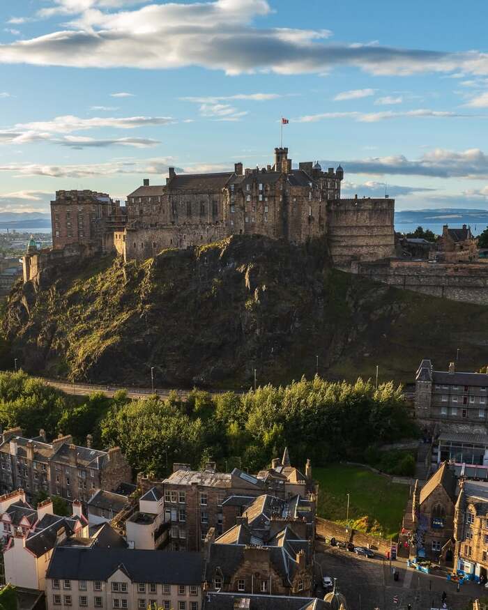Lâu đài Edinburgh Scotland là biểu tượng lịch sử bất diệt của xứ sở sương mù