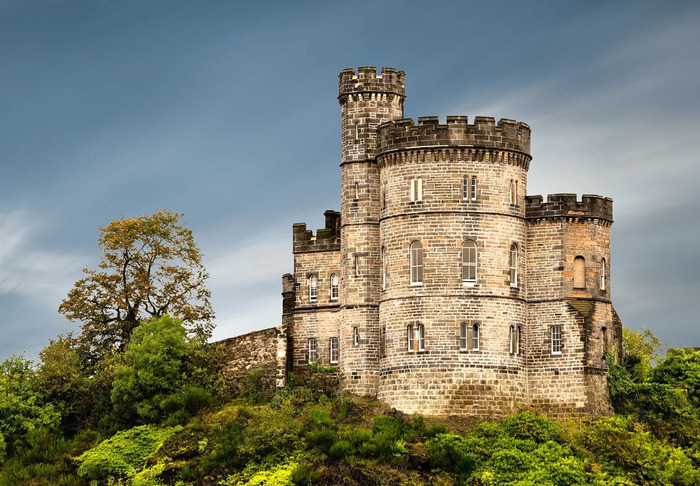 Các công trình nổi tiếng tại lâu đài Edinburgh - Tháp nhìn xa 