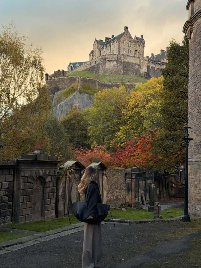 Thời điểm ghé thăm lâu đài Edinburgh Scotland lý tưởng là tháng 5 - tháng 9