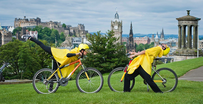 Có nhiều phương tiện di chuyển đến lâu đài Edinburgh Scotland