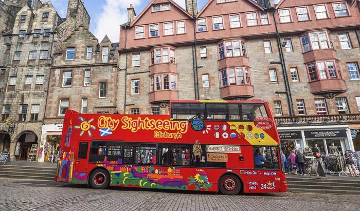 Có nhiều phương tiện di chuyển đến lâu đài Edinburgh Scotland