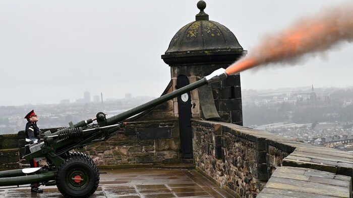 sự kiện bắn đại bác “One O’Clock Gun” tại lâu đài Edinburgh 
