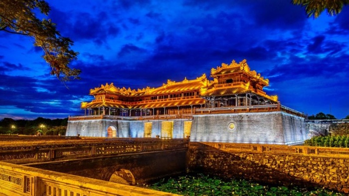 Từ những con đường rợp bóng cây, dòng sông Hương lững lờ trôi cho đến những buổi chiều nắng nhẹ phủ lên mái ngói rêu phong, tất cả tạo nên một bức tranh trầm mặc nhưng đầy chất thơ.