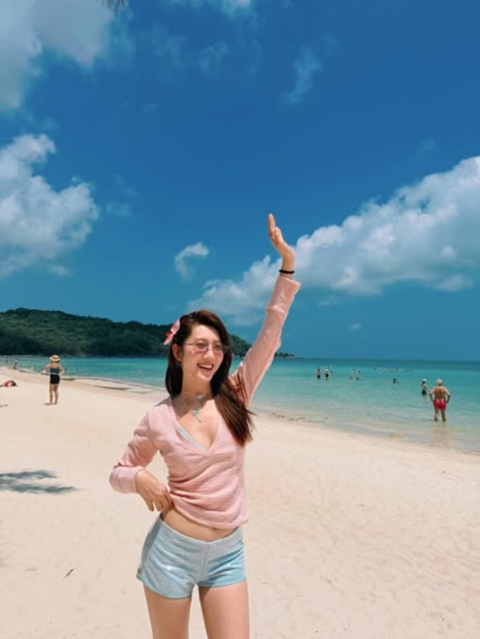 Không gian biển xanh, cát trắng nắng vàng đặc trưng của Bãi Khem.