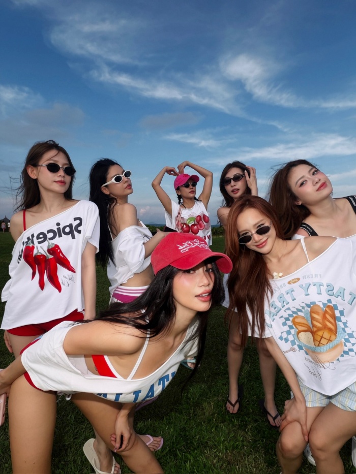 Sau nhiều năm hoạt động nghệ thuật, Nhã Phương khá kín tiếng trong diễn xuất mà tập trung chăm sóc gia đình. Những khoảnh khắc hiếm hoi cô dành thời gian nghỉ dưỡng cùng hội bạn thân vì thế lại càng nhận được sự quan tâm lớn từ công chúng.