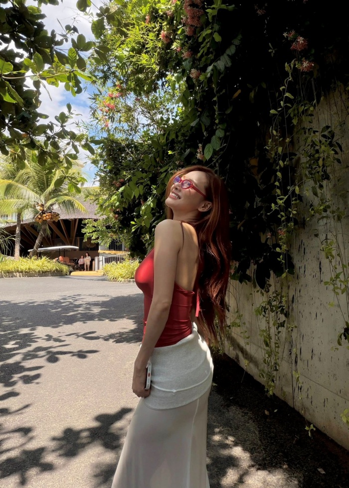 Đợt đi chơi này, thời tiết tại Cam Ranh cũng rất ưu ái cho các cô nàng với khoảng trời xanh, nắng vàng dịu.