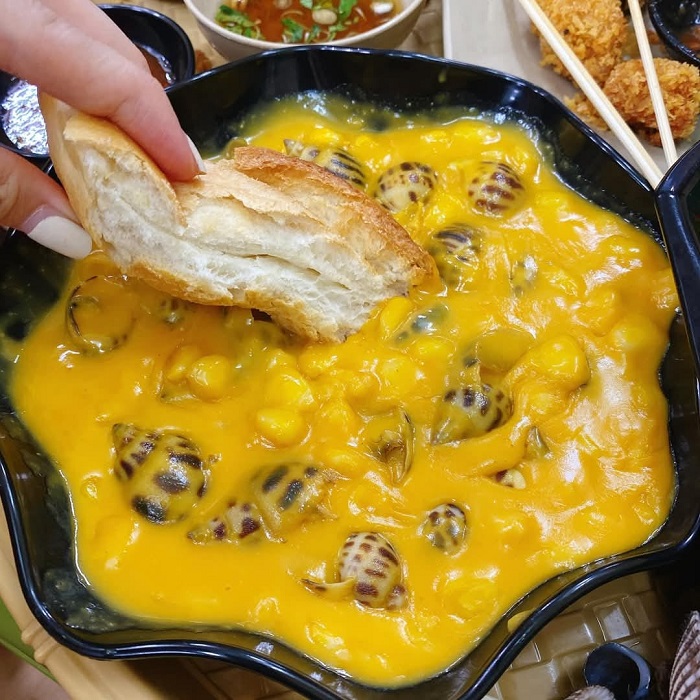 Bánh mì chấm sốt trứng muối quán ốc ngon ở Hải Phòng khiến nhiều thực khách đổ gục