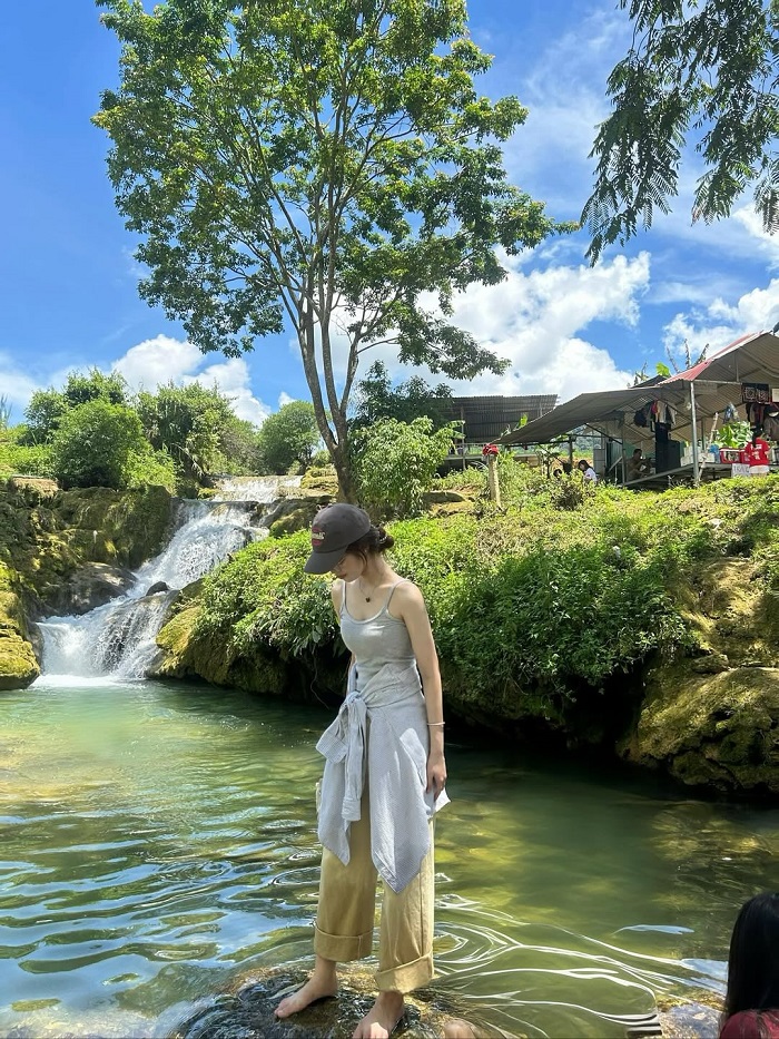 Suối Bản Mòn Mộc Châu thu hút nhiều du khách ghé thăm