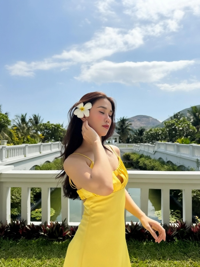 Đứng giữa nền trời xanh và khoảng không bình yên của Nha Trang, nữ diễn viên như đang tận hưởng cuộc sống một cách nhẹ nhàng, tích cực. Dù chưa có người bạn đời bên cạnh nhưng sự trẻ trung, tươi mới và đầy năng lượng vẫn là nguồn động lực giúp khán giả ngày càng yêu mến cô nàng hơn.