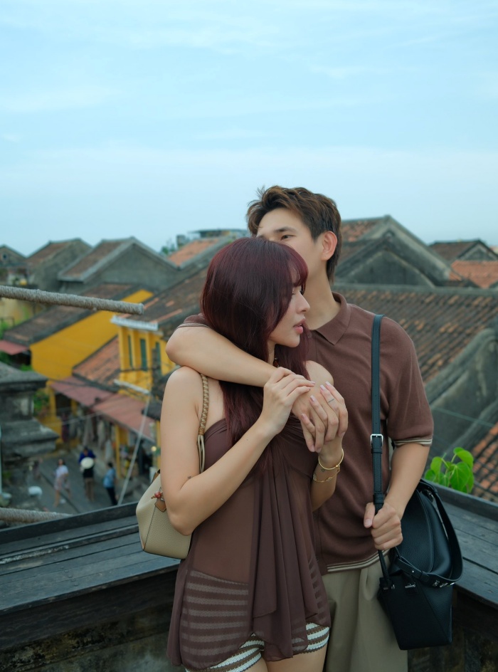 Quỳnh Lý và Tú Hảo tình tứ dạo phố Hội An