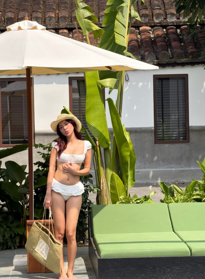 Tú Hảo ghi điểm với outfit gợi cảm, phối cùng túi cói mang đậm vibe mùa hè.
