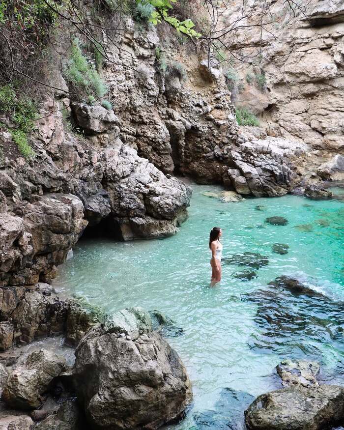 Các địa điểm du lịch nổi tiếng ở thành phố Sorrento Ý - Hồ nước Bagni della Regina Giovanna