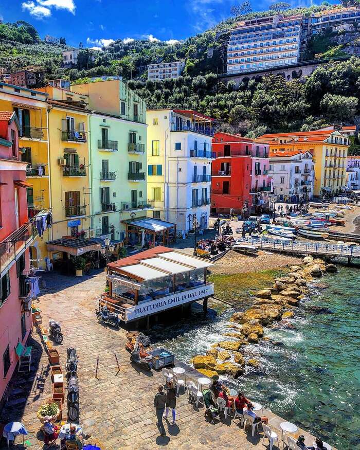 Các địa điểm du lịch nổi tiếng ở thành phố Sorrento Ý - Làng chài Marina Grande
