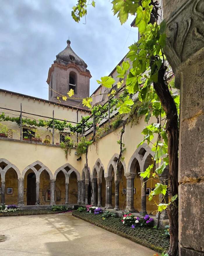 Các địa điểm du lịch nổi tiếng ở thành phố Sorrento Ý - Tu viện Chiostro di San Francesco