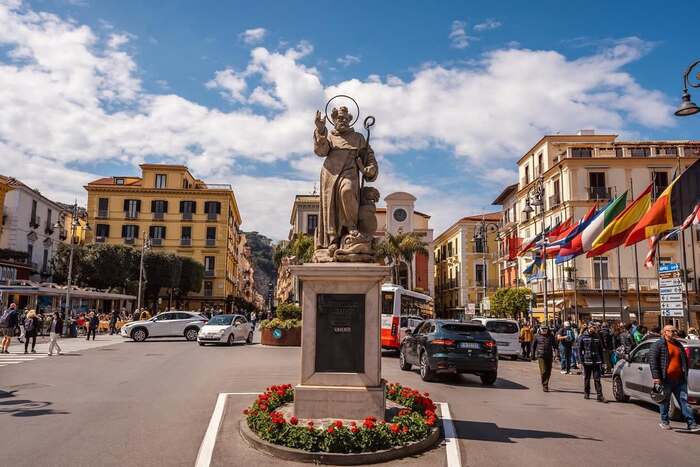 Các địa điểm du lịch nổi tiếng ở thành phố Sorrento Ý - Quảng trường trung tâm Piazza Tasso