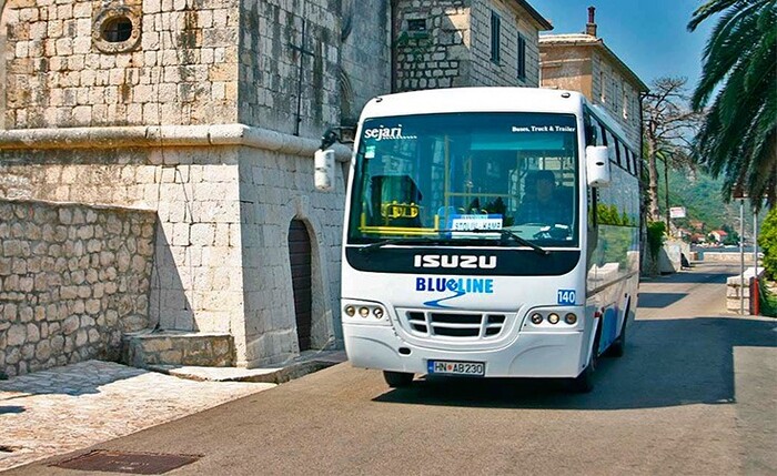 Phương tiện di chuyển đến thị trấn Perast Montenegro là xe bus