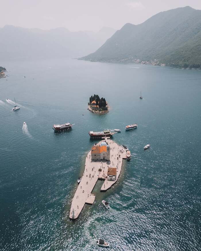 Các hoạt động du lịch ở thị trấn Perast Montenegro - Đi thuyền du ngoạn khám phá đảo Our Lady of the Rocks