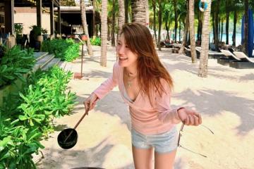Thúy Ngân khoe dáng cực chuẩn, hào hứng khám phá 'viên ngọc ẩn' đẹp nhất Phú Quốc