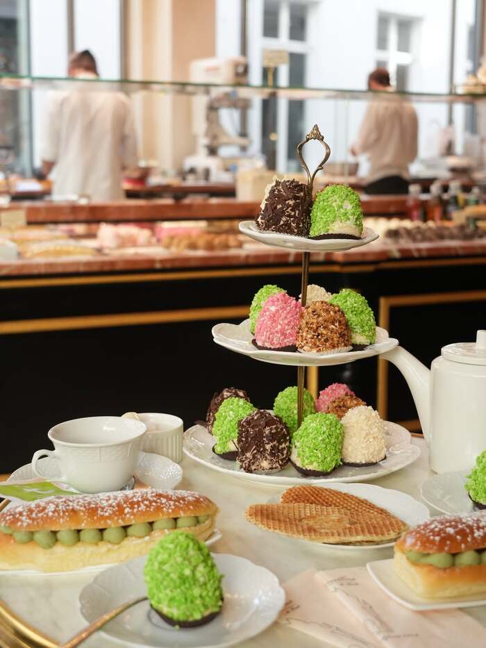 Các tiệm bánh ngọt nổi tiếng nhất ở Paris - Aux Merveilleux