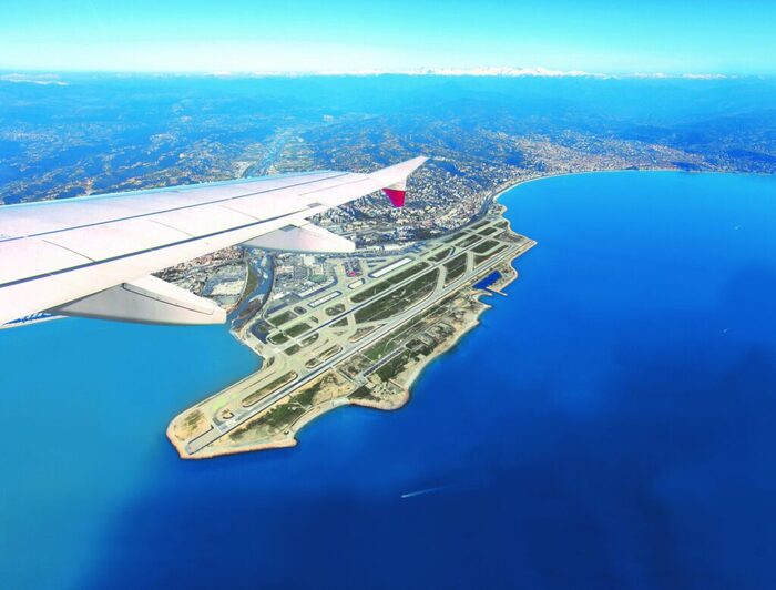 Phương tiện di chuyển đến vùng biển Côte d'Azur Pháp là máy bay