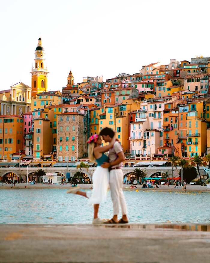 vùng biển Côte d'Azur Pháp là điểm du lịch mùa hè nổi tiếng hàng đầu châu Âu