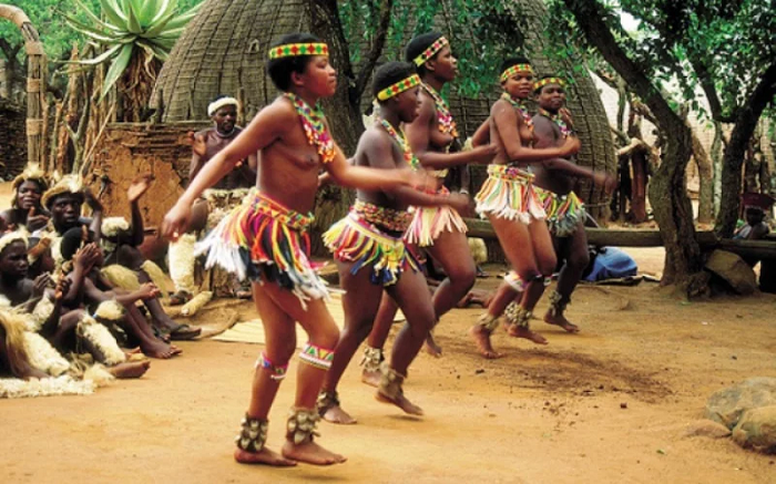  Indlamu, một trong những điệu nhảy truyền thống của người châu Phi.
