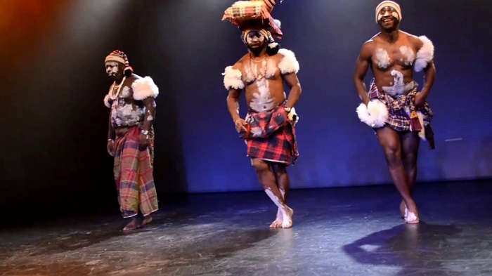 Vũ điệu Ikpirikpi, một trong những điệu nhảy truyền thống của người châu Phi. 