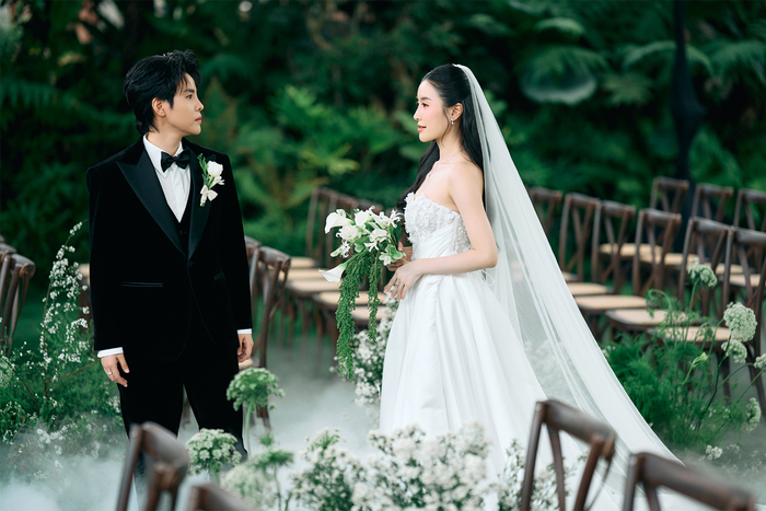 Vũ Cát Tường và bạn đời trong hôn lễ.