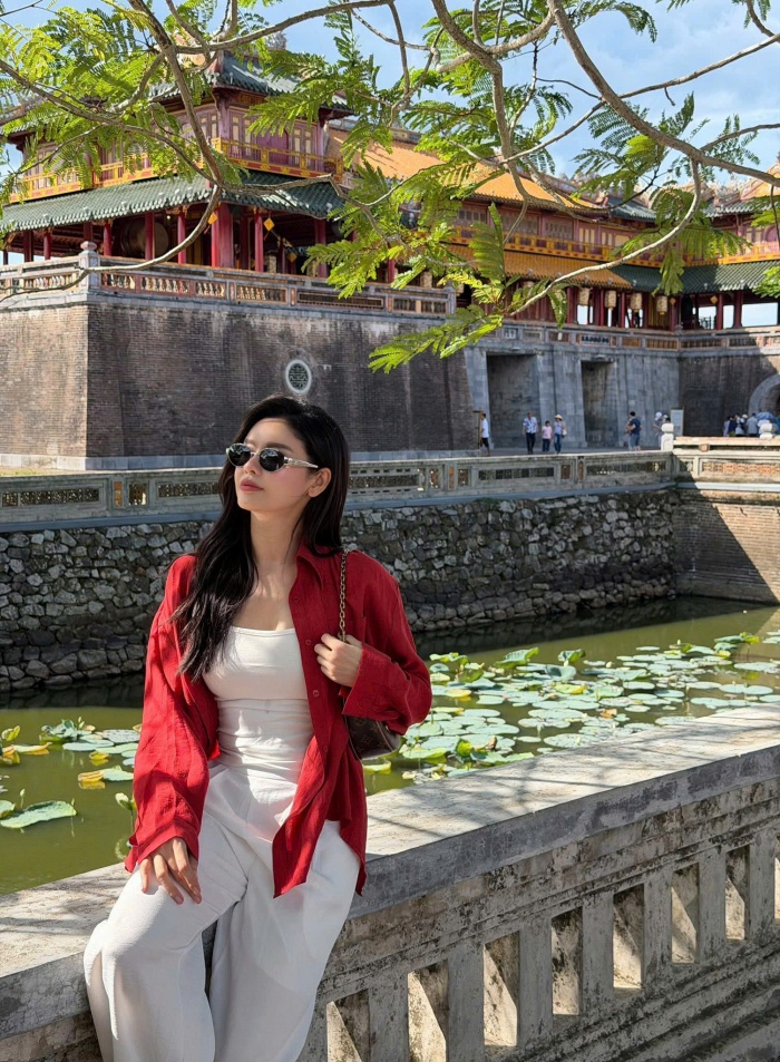 Nhìn lại hành trình nghệ thuật, Trương Quỳnh Anh là cái tên quen thuộc với nhiều thế hệ khán giả. Cô từng ghi dấu ấn mạnh mẽ trong lĩnh vực âm nhạc với ca khúc “Đơn Côi” - một bản hit gắn liền với tên tuổi của mình. Với chất giọng nhẹ nhàng, giàu cảm xúc, nữ ca sĩ nhanh chóng chiếm được cảm tình của đông đảo người yêu nhạc.