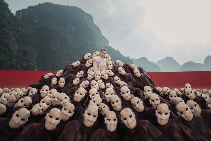 Sơn Tùng M-TP cùng nhóm nhảy Last Fire Crew trong MV Come My Way. Ảnh: Instagram nhân vật