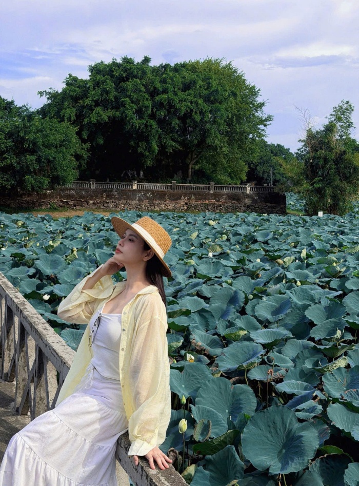 Không chỉ dừng lại ở ngoại hình trẻ trung, năng động, Trương Quỳnh Anh còn xây dựng phong cách trong những năm gần đây mang một màu sức hút riêng. Sau những biến cố trong đời sống cá nhân, cô chọn cách sống kín đáo hơn, tập trung vào công việc và chăm sóc con trai.