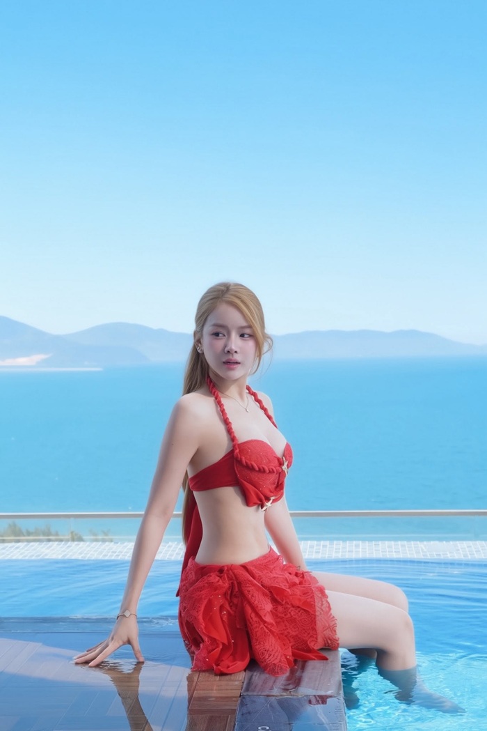 Sự linh hoạt trong cách lựa chọn trang phục giúp DJ Mie liên tục làm mới hình ảnh trong chuyến đi.