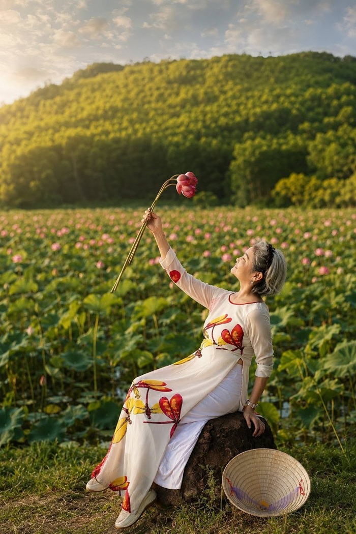 Xa xa là những dãy núi xanh biếc nối tiếp nhau, ôm lấy cả vùng sen rộng lớn như một bức tranh thủy mặc.