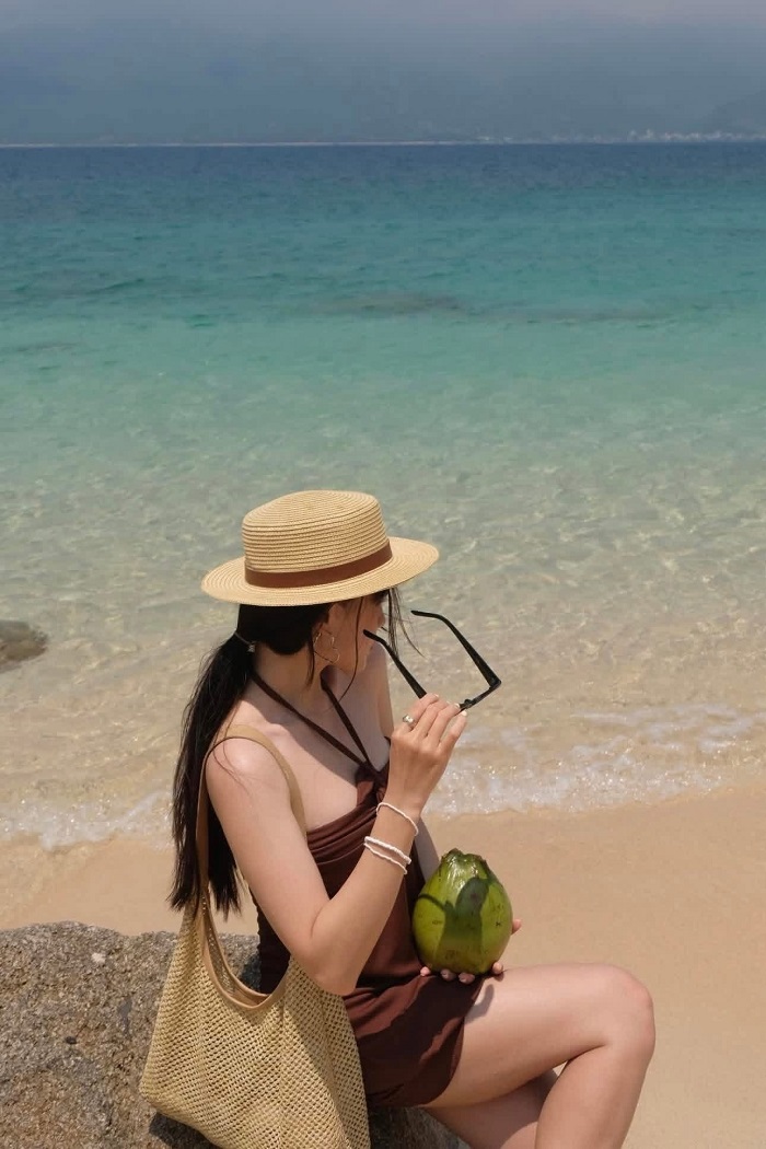 Hòn Yến như một tuyệt tác thiên nhiên gần Làng chài Phước Đồng Phú Yên 