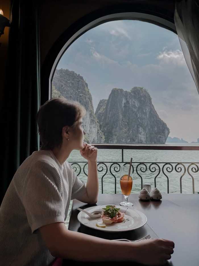Vũ Cát Tường thư giãn bên cửa sổ hướng ra những dãy núi đá vôi đặc trưng của Hạ Long.