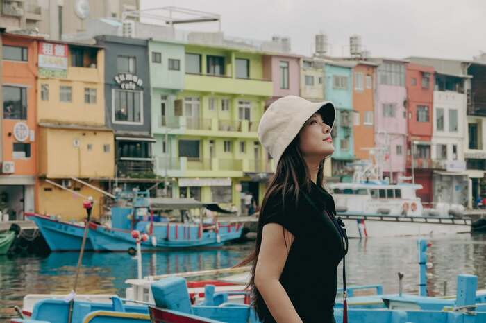 Chị đẹp Hoàng Yến Chibi mặc áo thun đen năng động du lịch tại thành phố cảng Keelung - nơi pha trộn giữa nhịp sống hàng hải nhộn nhịp, thiên nhiên ven biển ngoạn mục và văn hóa ẩm thực đặc sắc. Ảnh: Instagram nhân vật