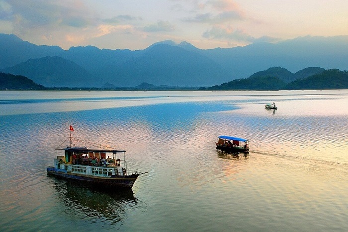 tháng 7 nên đi du lịch ở đâu Miền Bắc Trải nghiệm đi thuyền thăm quan Hồ Núi Cốc 