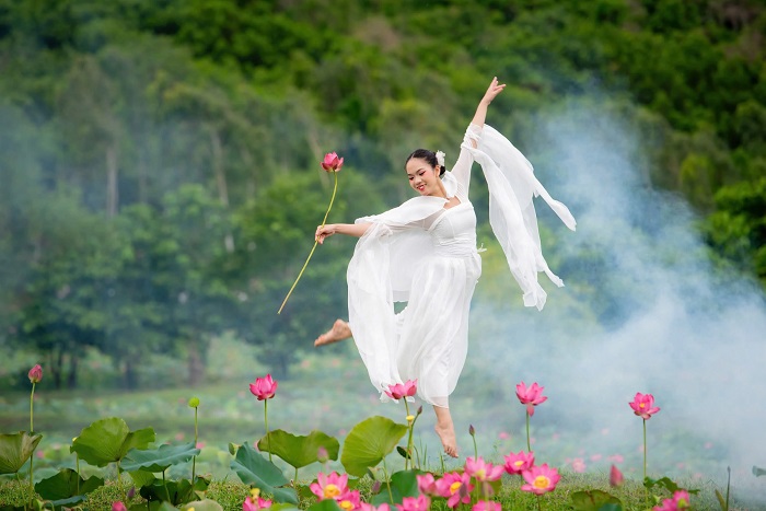 Trang phục lý tưởng nhất để check in với đầm sen Trà Lý Quảng Nam là trang phục màu trắng